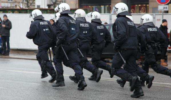 Nach umstrittenen Einsätzen gegen Demonstranten steht die Polizei jetzt in der Kritik. Es wurden auch viele Beamte verletzt.